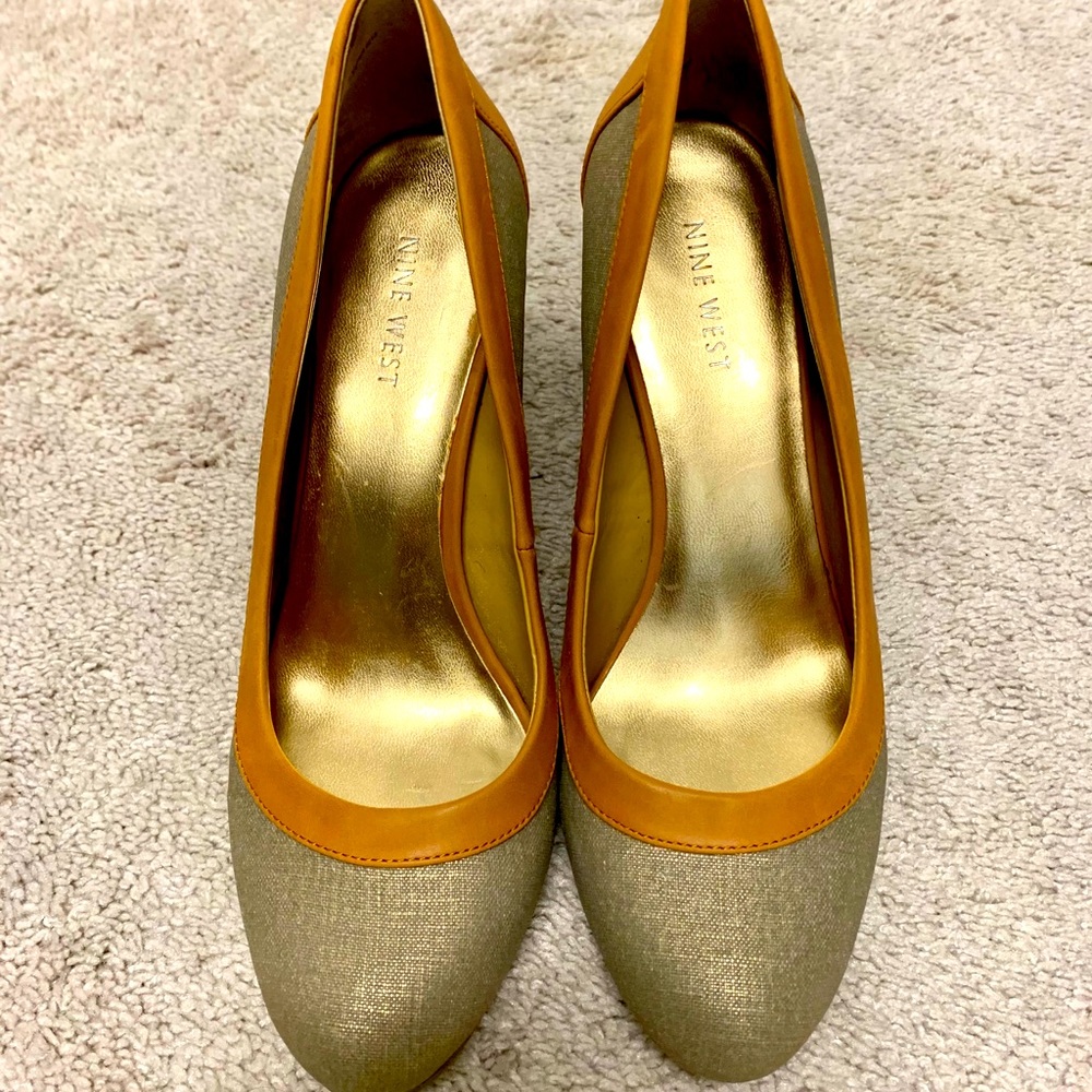 Nine West pumps in gold/natural